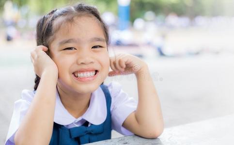 学生女孩户外的微笑的幸福的出行背向学校