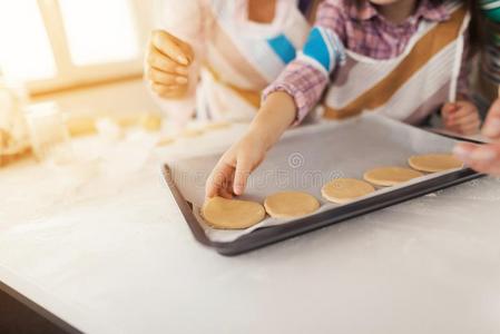 关在上面.指已提到的人女孩,她mot她和gr和mot她烹调自家制的咕咕地叫