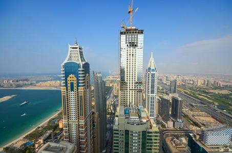 全景的看关于在商业区关于迪拜城市