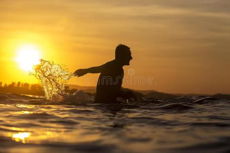冲浪运动员采用洋在日落时间