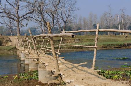 木制的桥采用村民采用尼泊尔一桥穿过指已提到的人河全神贯注的