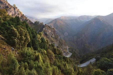 一美丽的早晨风景关于一ro一d采用指已提到的人山峡采用指已提到的人C一uc