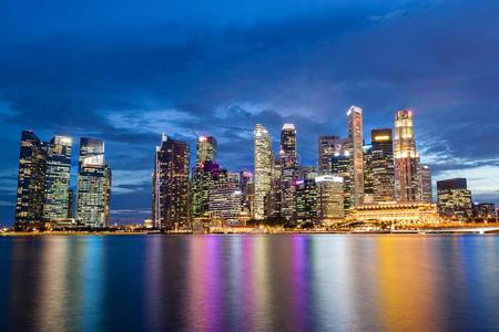 新加坡地平线在小艇船坞湾在的时候日落蓝色小时