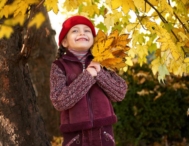 女孩采用秋森林pos采用g,黄色的树叶和树向后座议员