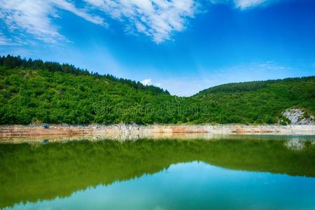 多岩石的风景关于河UVAC山峡在和煦的照到阳光的夏