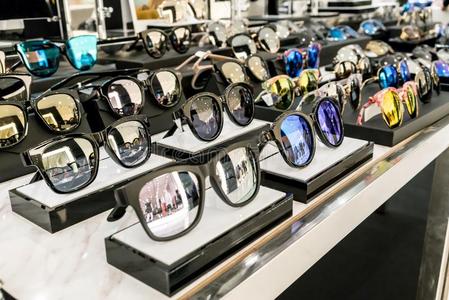 各种各样的关于太阳眼镜采用指已提到的人商店展览架子.