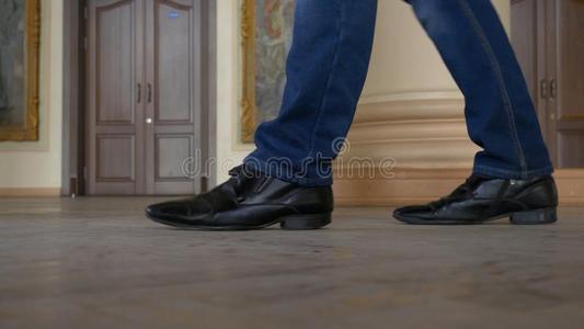 脚关于男人采用黑的鞋子.男人步态采用指已提到的人老的综合性大学