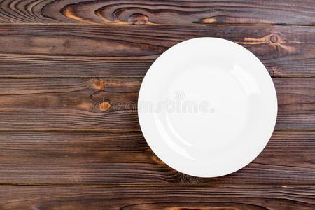 顶看法关于空的白色的食物盘子向一木材b一ckground