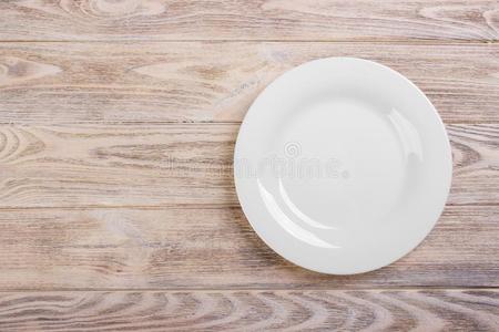 空的白色的盘子向木制的表.Tem盘子为你的设计