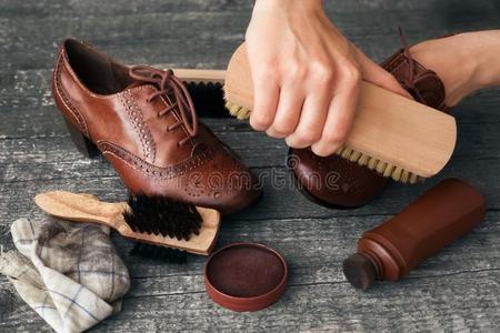 工匠清洁鞋和刷子