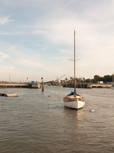 停泊私有的白色的小船和桅杆采用码头海港