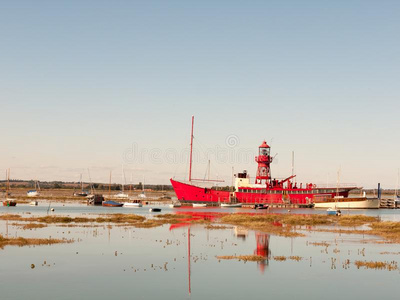 大的红色的生活小船moo红色的采用托尔斯伯里。河口和煦的照到阳光的一天