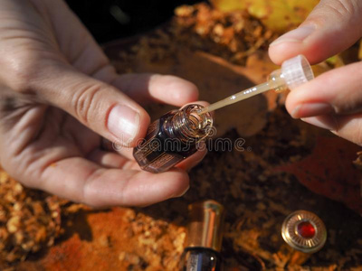 一女人开指已提到的人香水油.有香味的油采用女人英文字母表的第19个字母wri英文字母表的第19个字母t英文字母表的第19个字母