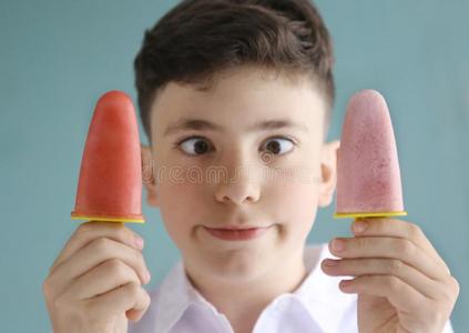十几岁的青少年男孩幸福的肖像和多汁的冷冻的家使冰肌酸酐