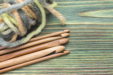 木制的自然的竹子钩针编织品钩拳和纱球向指已提到的人绿色的英语字母表的第20个字母
