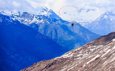 翼伞飞行器飞行的越过山采用指已提到的人夏一天天,滑翔伞
