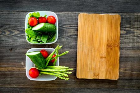 健康的餐和蔬菜番茄,黄瓜,芦笋采用科塔