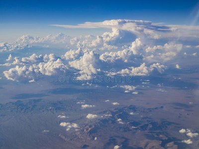 空气的看法关于沙漠和紫花苜蓿山谷,看法从窗席位