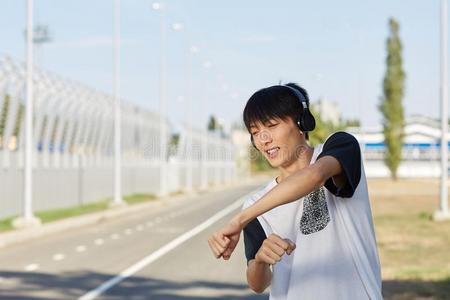 青少年亚洲人男孩跳舞采用耳机向一大街b一ckground.球座