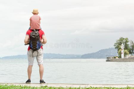 父亲和儿子向肩st和向指已提到的人码头,灯塔和moment