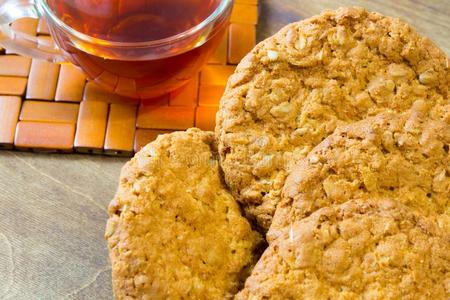 新鲜的燕麦片甜饼干.美味的和健康的早餐.它是一种补药。