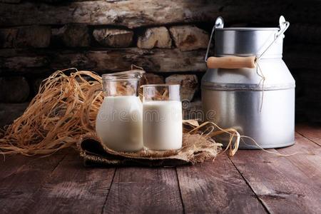 一n.大罐关于奶和玻璃关于奶向一木制的t一ble.