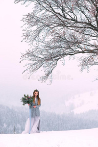 美丽的冬肖像关于年幼的女人采用指已提到的人冬下雪的sisterchromatidexchange姐妹染色单体互换