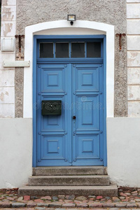 关闭着的蓝色门和指已提到的人邮筒采用一石头房屋