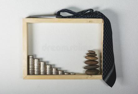 垛硬币和笔和领带采用木制的框架