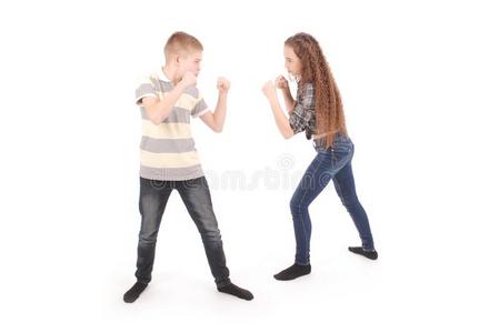 男孩和女孩拳击.两个生气的孩子们.