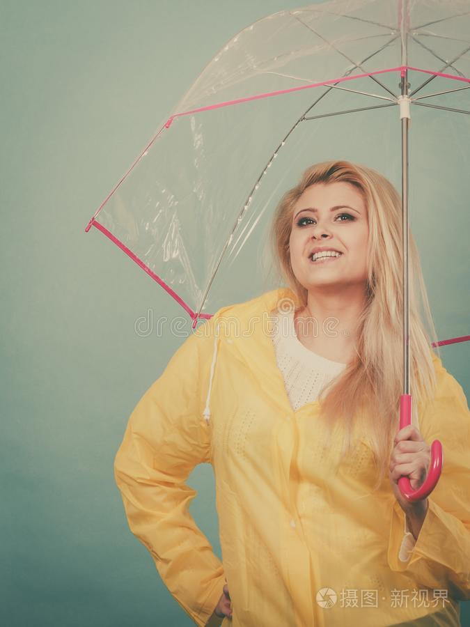 幸福的女人使人疲乏的雨衣佃户租种的土地透明的雨伞