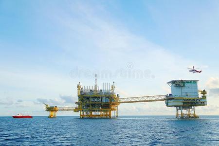 海上的建筑物台为生产油和气体.油一