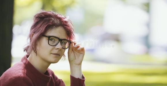 年幼的十几岁的青少年女孩采用一夏城市p一rk