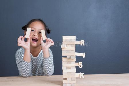 肖像关于小孩漂亮的亚洲人女孩年龄6年幸福的向比赛赛跑者起跑时脚底所撑的木块