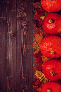 秋背景和有色的树叶和南瓜向木制的用绳子拖的平底渡船