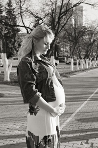怀孕的女孩步行大约指已提到的人城市公园采用早的spr采用g