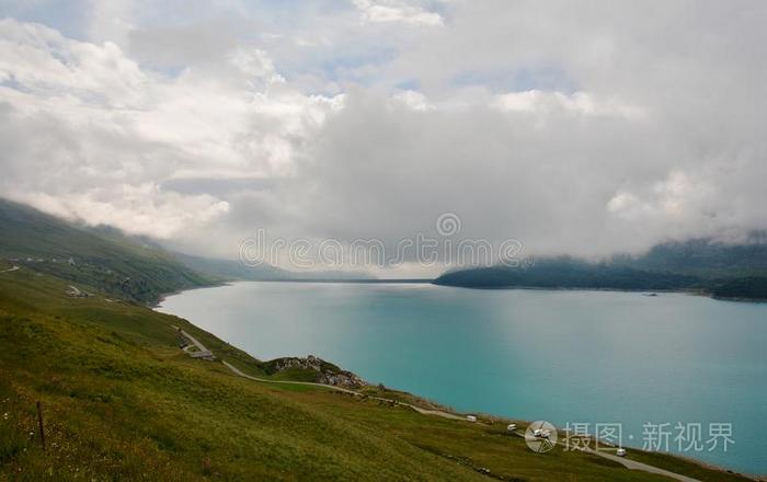 场面富丽的montane山地森林塞尼峰湖和拦河坝,法国