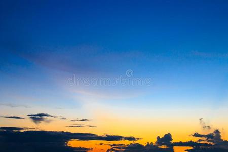 美丽的富有色彩的天和云采用黎明时间背景