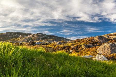 哈里斯tweed海力斯粗花呢多岩石的风景在黄昏.西方的岛,苏格兰.