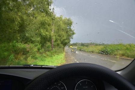 雨在外面指已提到的人汽车窗