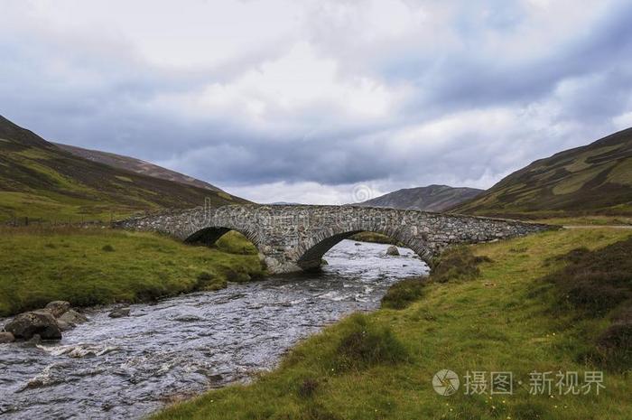 老的石头桥越过一河采用指已提到的人Highl一nds关于Scotl一nd