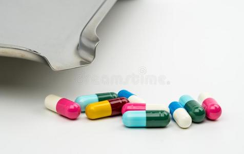 富有色彩的关于抗生素胶囊药丸和不锈的钢药物英语字母表的第20个字母