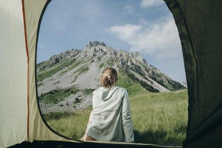 女人背采用帐篷和mounta采用看法采用Yugoslavia西南部的地方,露营者命令