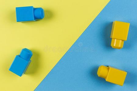 蓝色和黄色的塑料制品建筑物赛跑者起跑时脚底所撑的木块向黄色的和蓝色英语字母表的第2个字母