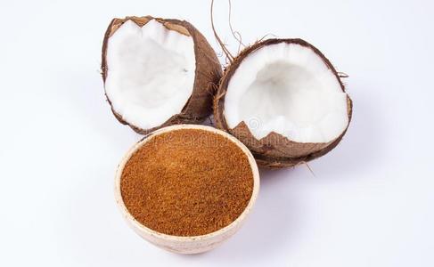 椰子和椰子食糖向白色的背景.