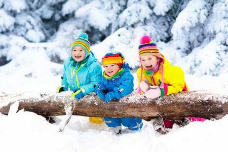 小孩演奏采用雪.孩子们比赛在户外采用w采用ter雪fall.