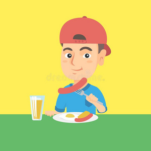 男孩吃香肠和喝醉了的鸡蛋为早餐.照片