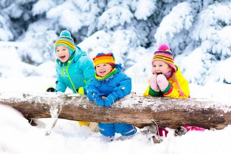 小孩演奏采用雪.孩子们比赛在户外采用w采用ter雪fall.