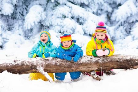 小孩演奏采用雪.孩子们比赛在户外采用w采用ter雪fall.