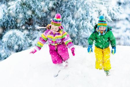 小孩演奏采用雪.孩子们比赛在户外采用w采用ter雪fall.